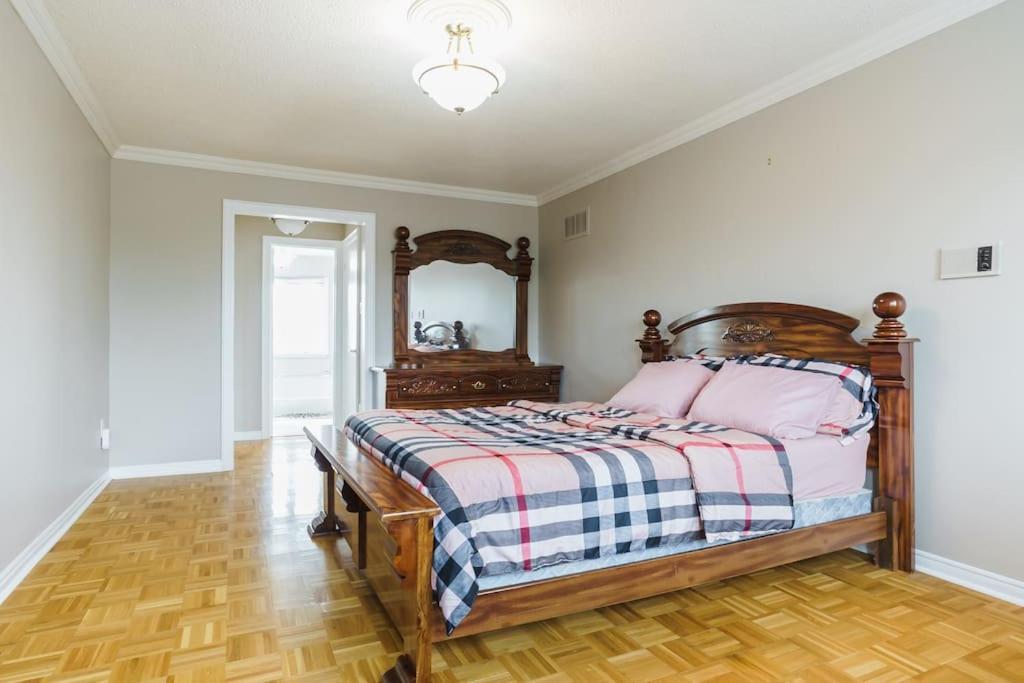 Beautiful Home 4 Bed, 3 Bath, Garage, Backyard! Mississauga Zewnętrze zdjęcie