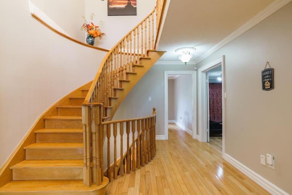 Beautiful Home 4 Bed, 3 Bath, Garage, Backyard! Mississauga Zewnętrze zdjęcie